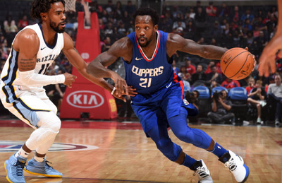 坐在板凳上 坐在板凳上